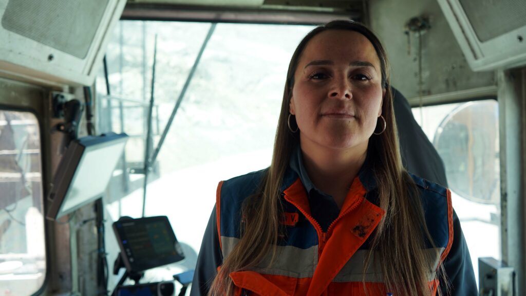 En MLP: Macarena Rozas, la vileña que se convirtió en la primera mujer en operar una pala de carguío