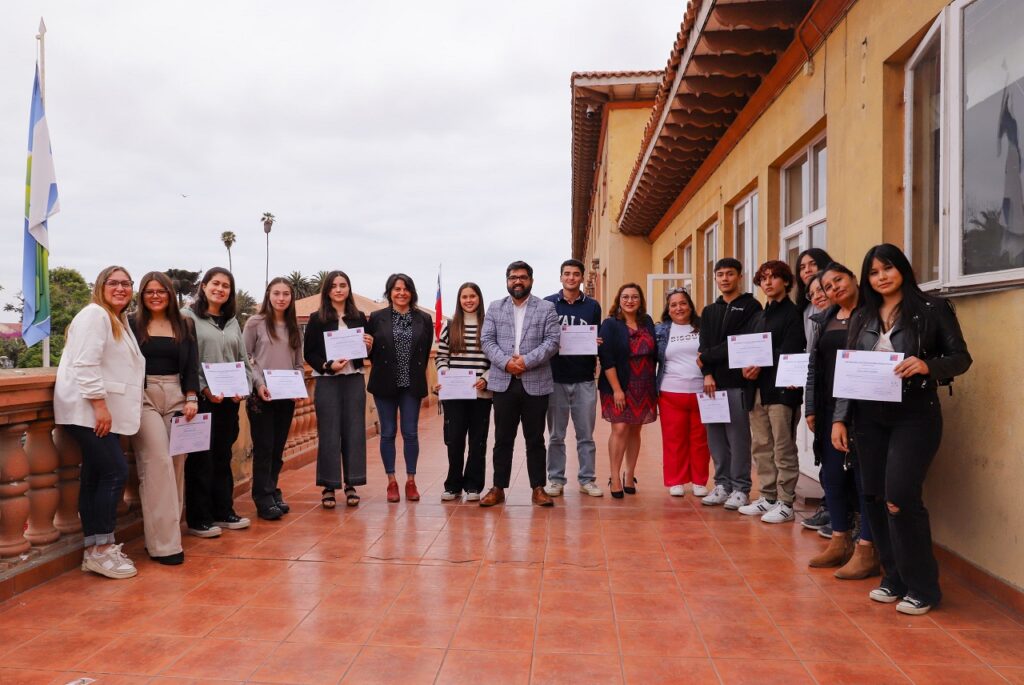 Once estudiantes de la región reciben Distinción a sus Trayectorias Educativas en Prueba PAES