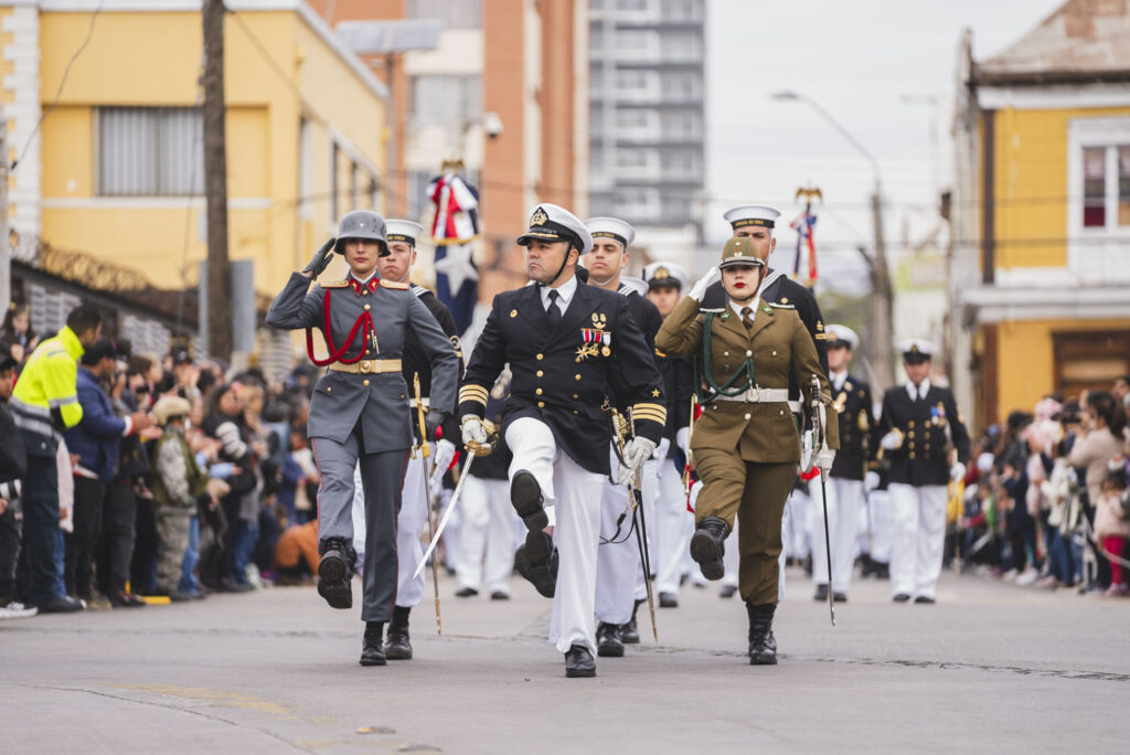 A pesar de las precipitaciones anunciadas para la jornada, las familias se apostaron temprano en la plaza Vicuña Mackenna para reconocer y aplaudir a las fuerzas de presentación del Ejército, Armada, Carabineros, entre otras entidades y organizaciones que participaron de este desfile cívico militar. Así lo destacó el alcalde y dueño de casa Ali Manouchehri, “celebrar acá las Glorias Navales con esta cantidad de gente que vino a disfrutar, a ver también y a reconocer lo que se hace acá es importante, las organizaciones civiles, clubes de adulto mayor, nuestros cuequeros. Estamos muy contentos y creo que es algo que no hay que perder y sin lugar a duda estamos orgullosos de que los coquimbanos vengan y participen en masa”, señaló Manouchehri. Con orgullo patrio y recordando la proeza del capitán Arturo Prat Chacón y de compatriotas, el Contraalmirante Infante de Marina Marcos VillegasZanón, destacó la importancia de continuar destacando los valores de los mártires quienes hace 145 años entregaron su vida con valentía, “es el compromiso de la institución para estar a la altura de todos los desafíos que nos impone el estado de Chile y poder estar presente en todo el territorio nacional, resguardando nuestro mar, resguardando los intereses nacionales y contribuyendo a todos nuestros compatriotas en todo lo que necesiten”. En esa misma línea el delegado presidencial Galo Luna, manifestó el compromiso de seguir trabajando en miras del futuro sin olvidar las proezas de los antepasados, “compartiendo aquí en Coquimbo celebrando y conmemorando las Glorias Navales y un nuevo aniversario de la Armada de Chile con un impecable desfile de honores y desfile cívico que demuestran también el valor que tiene en nuestra sociedad sobre la gesta heroica de Prat pero también nosotros como gobierno, tal como lo ha dicho el contraalmirante en sus palabras, estamos apoyando un proceso de modernización y de seguir mirando hacia el futuro. El mar como un elemento fundamental para nuestra sustentabilidad en el tiempo y en el futuro y para eso se requiere una armada fortalecida, una armada moderna y ese es el plan de gobierno de seguir trabajando en esa línea”, destacó. Como parte del tradicional desfile de honor también rindieron homenajes, los cuequeros, bomberos, establecimientos educacionales, entre otros, quienes también fueron ovacionados por la comunidad y autoridades, entre los que destacaron la gobernadora regional Krist Naranjo, los diputados Daniel Manouchehri y Marco AntonioSulantay, los senadoresDaniel Nuñez y Sergio Gahona y concejales, quienes se dieron cita en esta jornada de reconocimiento a la historia.