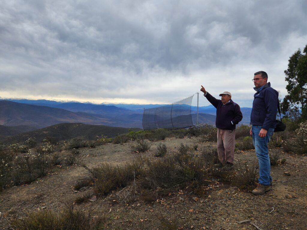 CNR y Comunidad Agrícola Los Tomes destacan implementación de sistema atrapanieblas para mitigar efectos del cambio climático