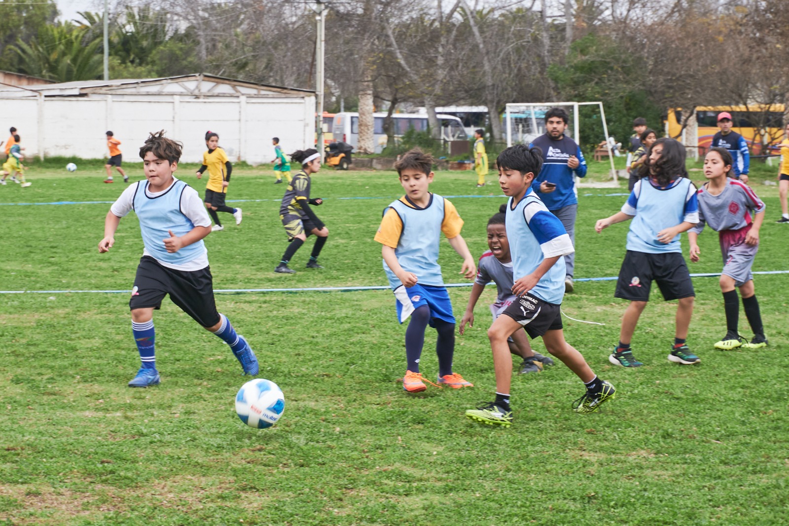 Estudiantes de escuelas y liceos públicos debutaron en la 1° fecha de la Liga de Fútbol