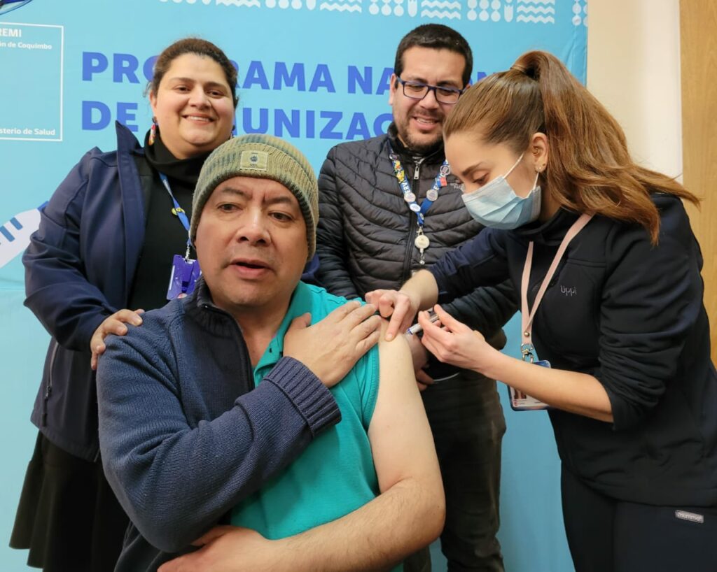 Desde el 1 de agosto, todas las personas podrán recibir la vacuna contra la Influenza, tanto en los vacunatorios de la red pública o privado, en convenio con la SEREMI de Salud. Esta decisión se basa en el alza de los virus respiratorios durante las últimas semanas en el país y a la situación epidemiológica general. Así lo explica la Gerente del Programa de Inmunizaciones de la Seremi de Salud, Enfermera Karen Gallardo. “El Ministerio de Salud ha decidido ampliar la vacunación de Influenza para la población general, pensando en los casos que tuvimos en el mes de junio, pero también en los rebrotes que podrían existir en la primavera y considerando que también el invierno aún no termina”, explicó la profesional. En tanto, desde el Servicio de Salud Coquimbo, Edward Navarro, Subdirector (s) de Atención Primariaexplicó que “Esperamos que en 2 a 4 semanas más, aumenten las consultas pediátricas respiratorias en forma significativa, por ello es clave que esta y la próxima semana puedan vacunarse contra la Influenza, porque la vacuna se demora 2 semanas en hacer efecto. Si no se vacunan ahora, los niños podrían estar hospitalizados por la enfermedad”. Por su parte, Rodrigo Fernández, director del Departamento de Salud de la Corporación Gabriel González Videla de La Serena señaló que “Nos encontramos en un punto emblemático como es el Coliseo, estamos haciendo el llamado a toda la comunidad de La Serena, a que se acerquen a vacunar, a todos los centros de salud, los cuales tienen extensión horaria para poder vacunar después de las 5 de la tarde, hasta las 8 de la noche”. En la región de Coquimbo, actualmente la campaña de vacunación presenta una cobertura de un 79% de sus grupos prioritarios. Desde la apertura de la campaña, todas las personas que deseen vacunarse deben acudir al centro de salud y recibirán su dosis en forma gratuita.