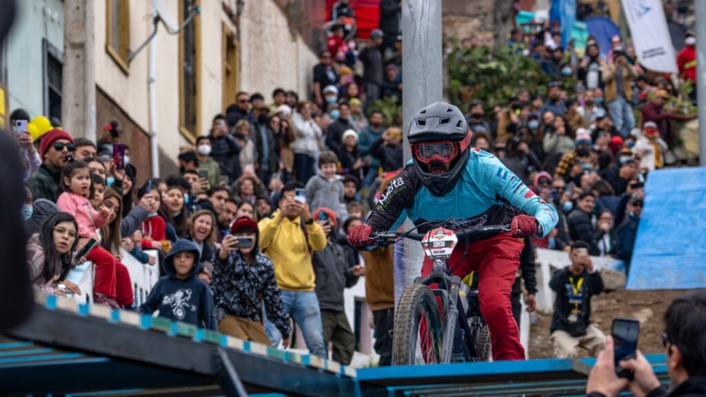 “Del Barrio al Puerto”: Ciclistas desafiarán la gravedad en una nueva competencia de Downhill Urbano