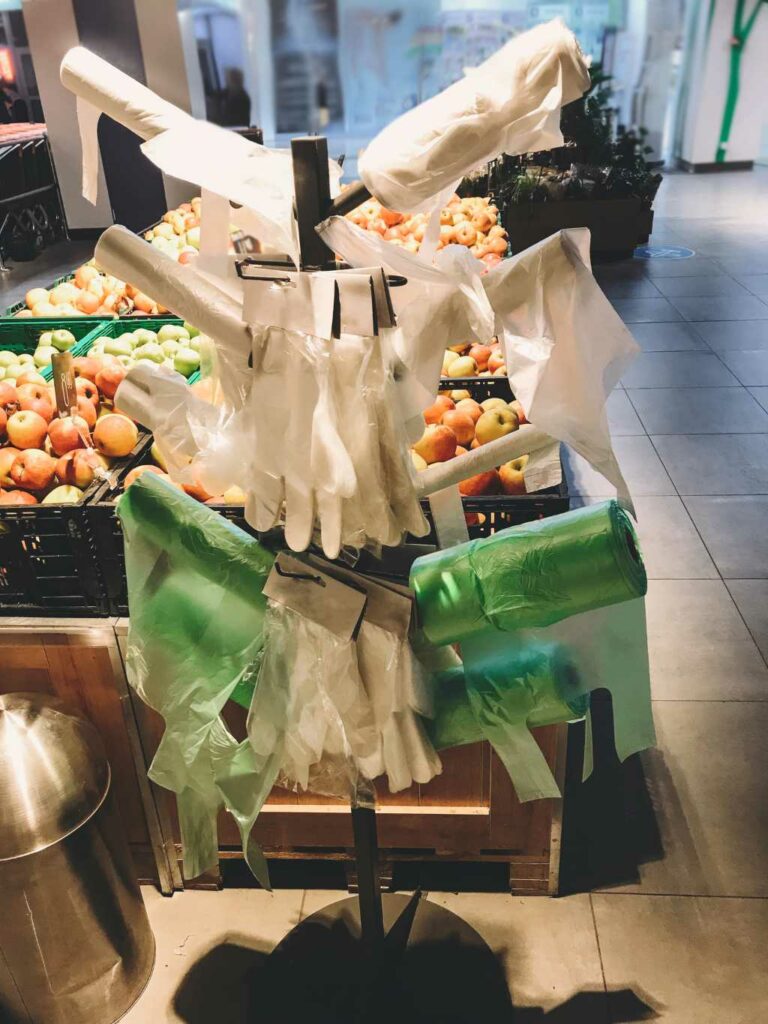 Prohibición de bolsas plásticas gratuitas en los supermercados provoca que consumidores compraran más bolsas de plástico