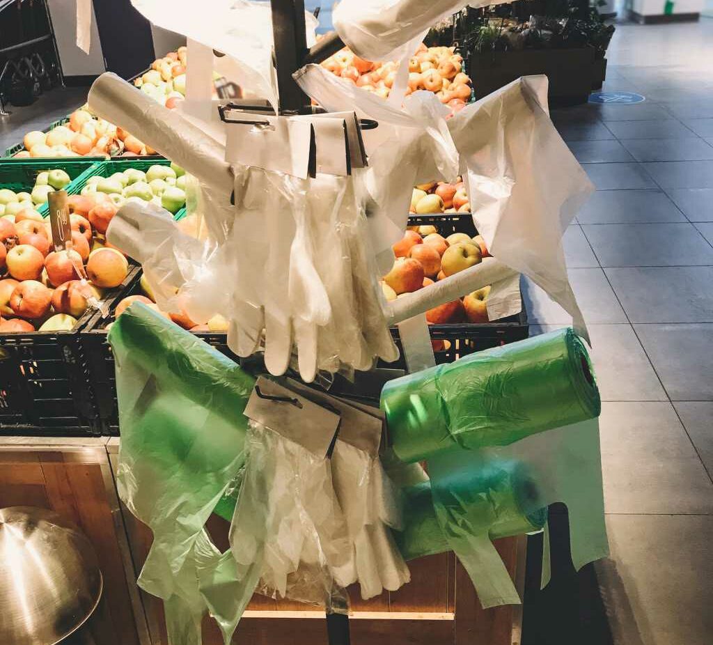 Prohibición de bolsas plásticas gratuitas en los supermercados provoca que consumidores compraran más bolsas de plástico