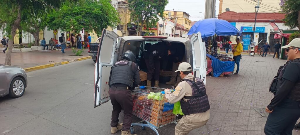 Decomisan y multan a vendedores ilegales en el centro de La Serena