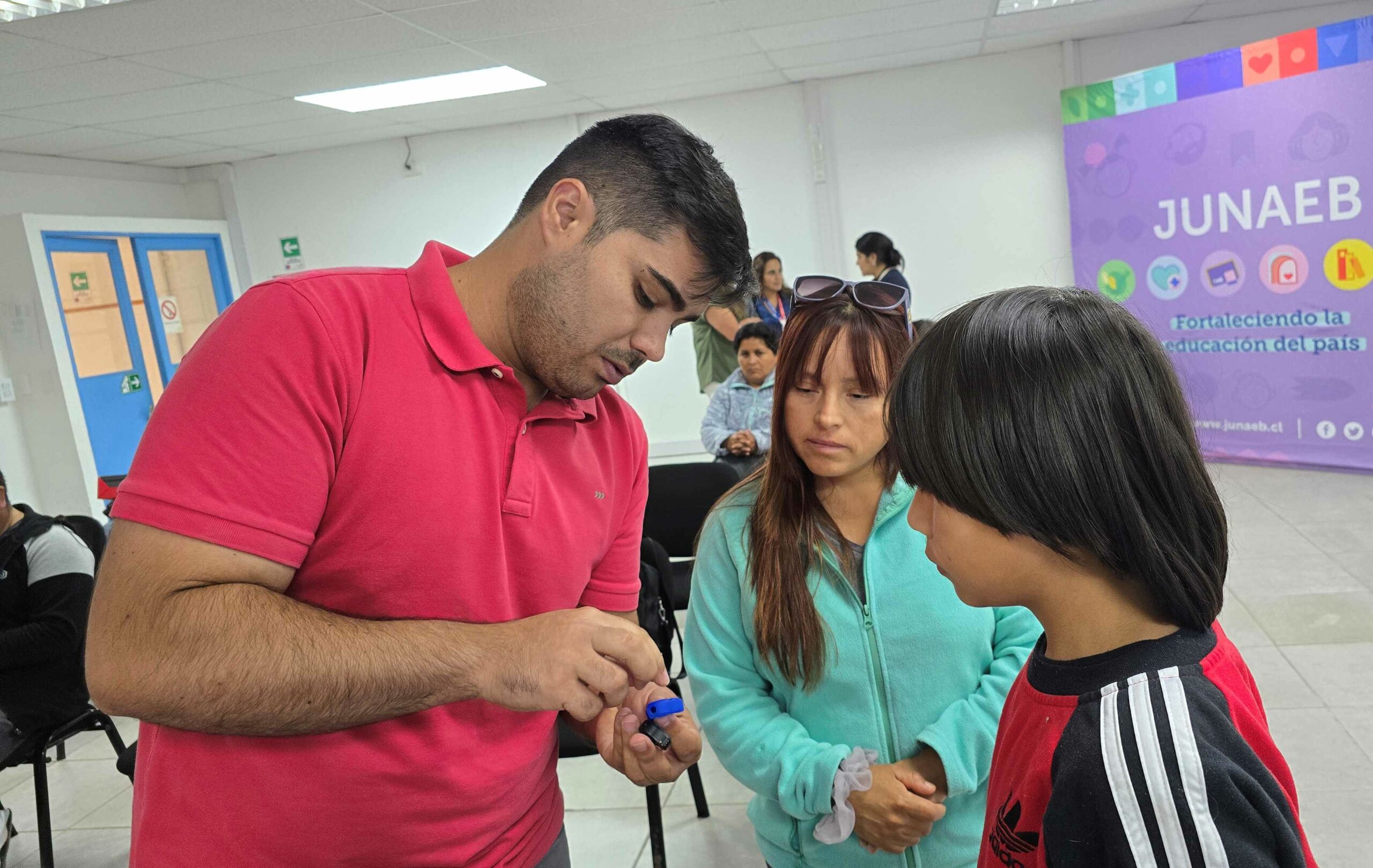 Estudiantes con dificultad auditiva reciben dispositivo de alta tecnología