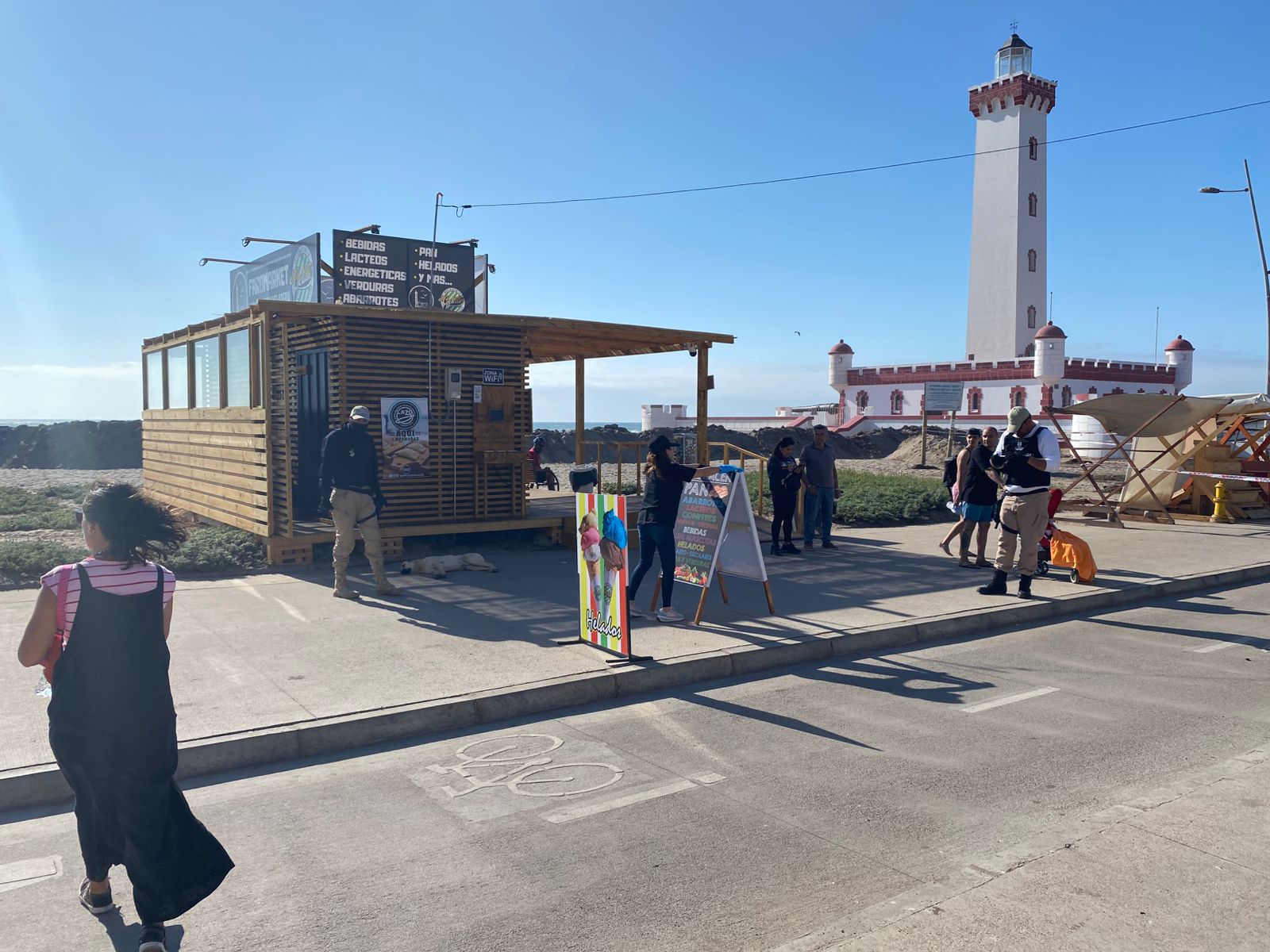 Desde un dron llaman a turistas a comprar en comercio establecido en Avenida del Mar