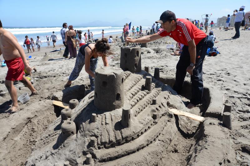 ¡Con balde y pala de playa! en La Serena llaman a participar en concurso de castillos de arena